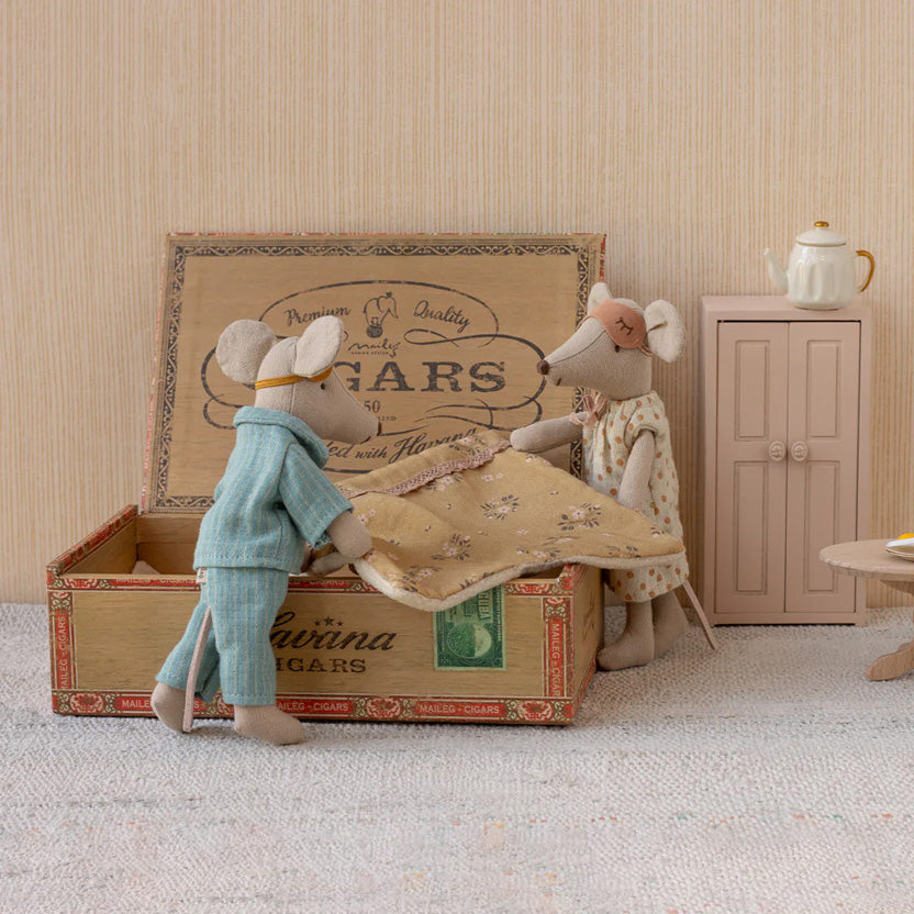 Mum & Dad mice in cigarbox